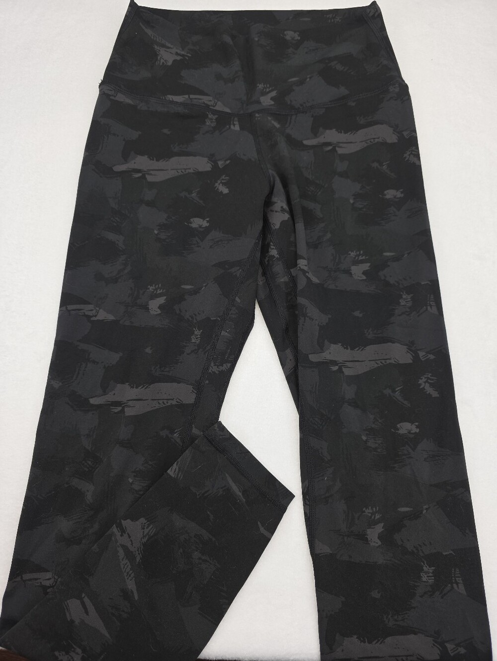 Colorful Koala Women's Black Camo Patterned Active Leggings Size Medium D-3901
